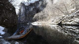 砂鉄川が石灰岩を浸食してできた約2kmの渓谷・猊鼻渓（げいびけい）。冬期間はこたつ舟が運行する