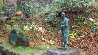 中尊寺金色堂の傍らに句碑とともに立つ松尾芭蕉像