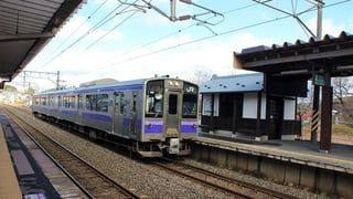東北本線を走る2両編成の普通列車（平泉駅にて）