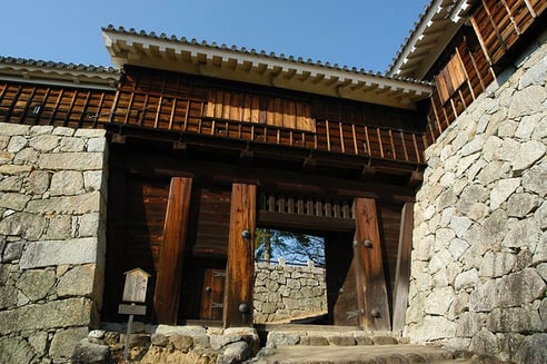 昭和57年に再建された、本丸の搦手(からめて=裏口)に位置する乾門(いぬいもん)