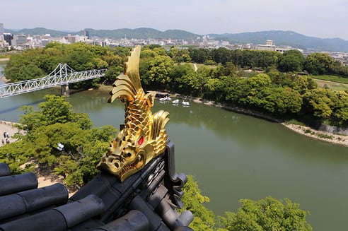 金箔が張られた金鯱瓦(きんしゃちがわら)を戴いた復元天守